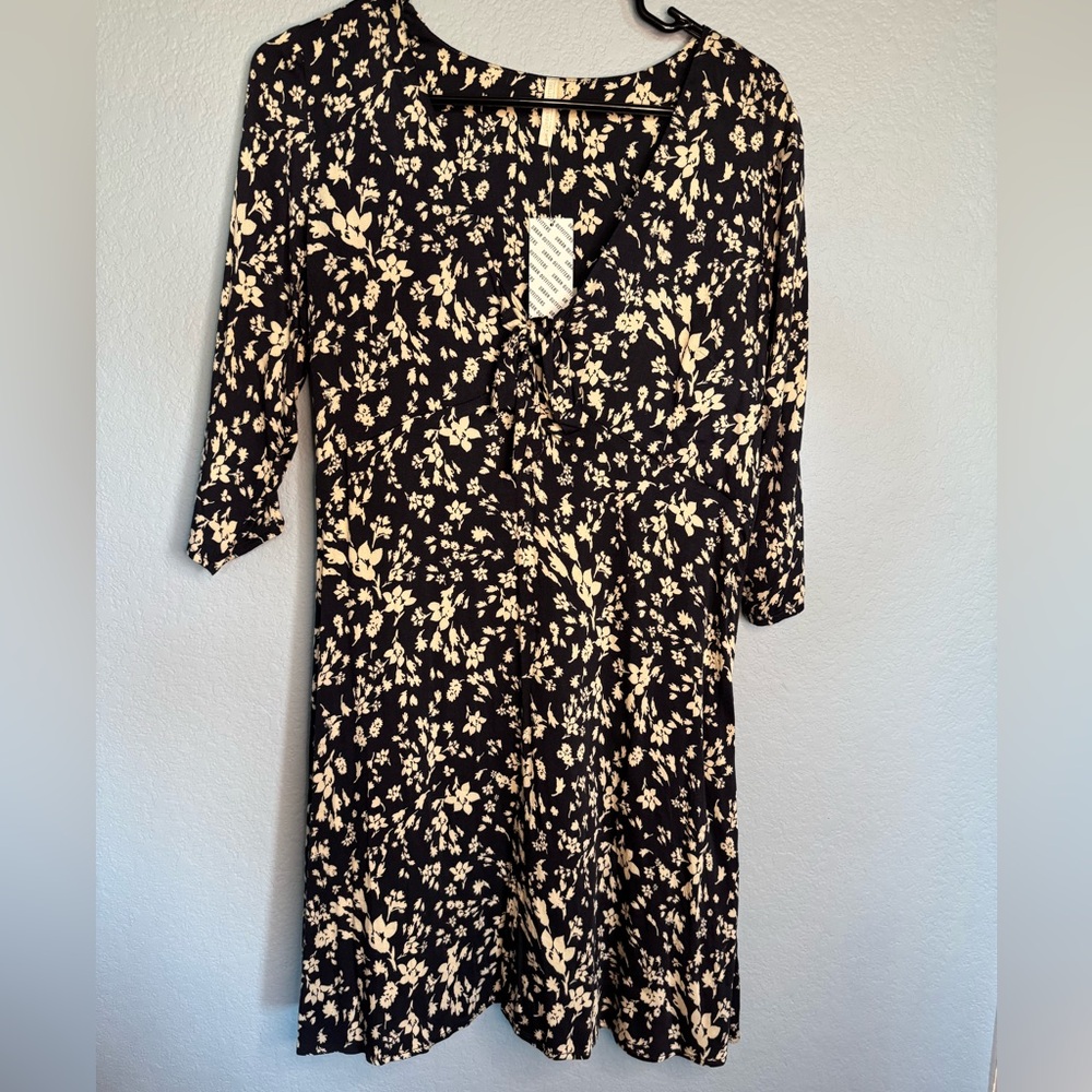 Urban Outfitters new with tags adorable dress! Size M navy/black floral